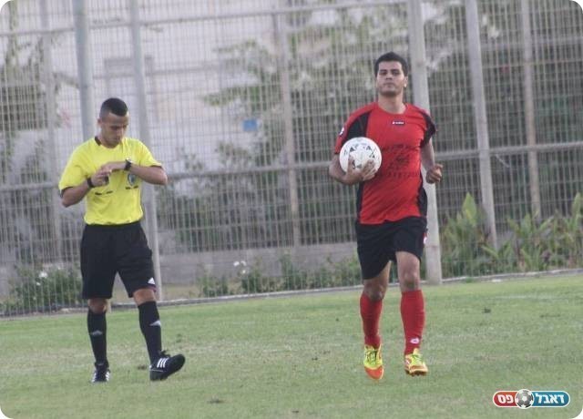 הרביצה וצימקה. סירחאן והשופט (צילום: מיכאל פישנזון)